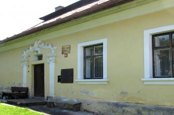 Fara u kostela sv. Jana Křtitele v Dražicích u Tábora (© Pavel Vítek 09/2021)