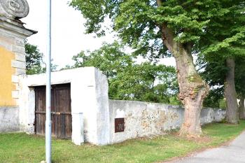 Fara u kostela sv. Jana Křtitele v Dražicích u Tábora (© Pavel Vítek 09/2021)