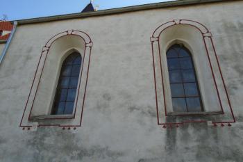 barokní okna lodi s malovaným rámováním (© Jaroslav Špiroch  10/2021)