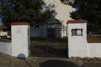 vstupní brána do areálu kostela (© Jaroslav Špiroch  10/2021)