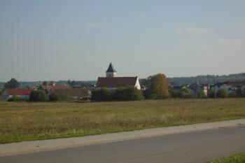 pohled na kostel od kapličky Panny Marie v Křenovicích (© Jaroslav Špiroch  10/2021)