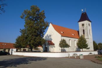 pohled na kostel od jihozápadu (© Jaroslav Špiroch  10/2021)