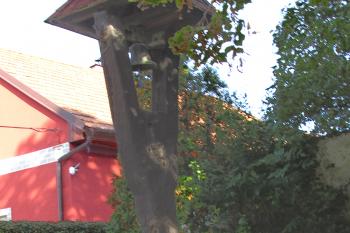 Zvonička v obci Uhy nedaleko Velvar. (© Pavel Vítek  10/2021)