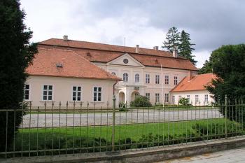 Pohled ze silnice ( © Roman Řezáč 07/2004)
