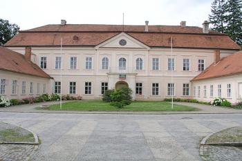 Průčelí zámku ( © Roman Řezáč 07/2004)