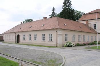 Jedna z bočních budov zámku ( © Roman Řezáč 07/2004)