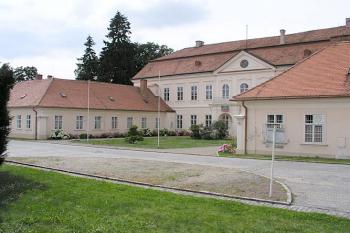 Zámek dnes slouží jako penzion ( © Roman Řezáč 07/2004)