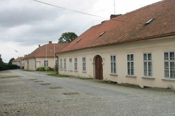 předsunutá vedlejší zámecká křídla mající ale hospodářskou funkci (© D Dohňanský, 09/2014)