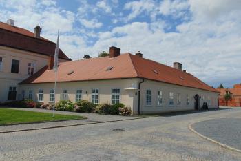 Severní přistavěné hospodářské křídlo (© Dušan Dohňanský  08/2021)