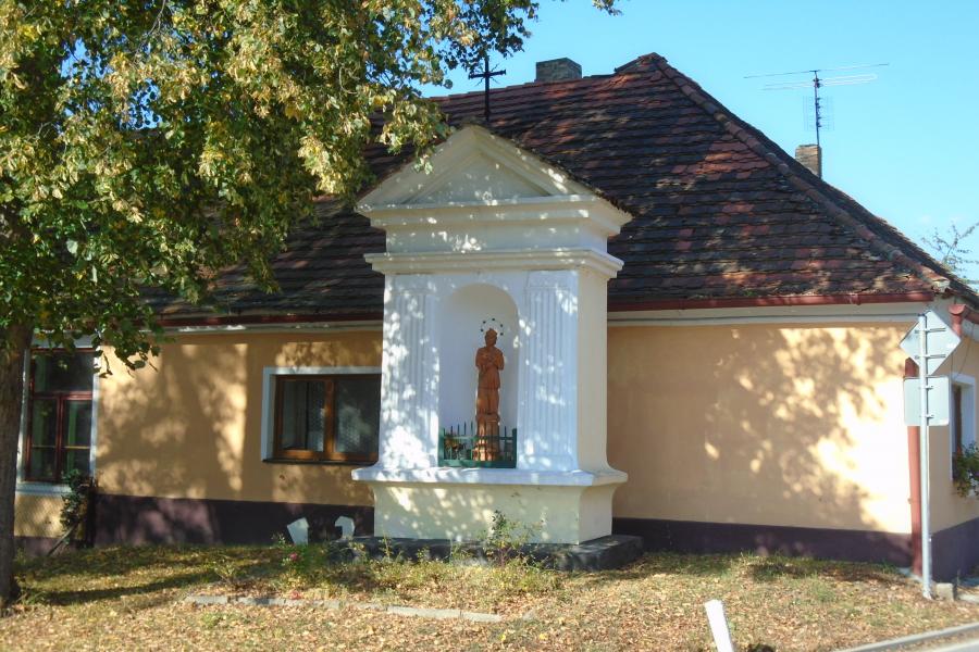 výklenková kaplička sv. Jana Nepomuckého