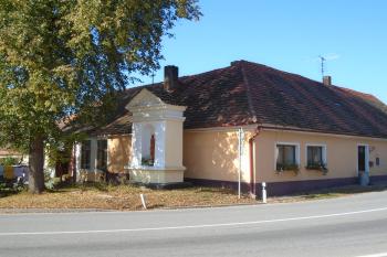 pohled na hlavní průčelí kapličky od jihozápadu (© Jaroslav Špiroch  10/2021)