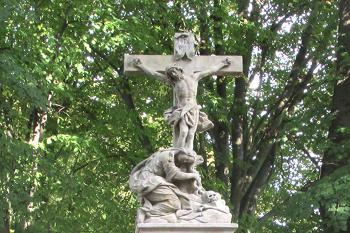 Sousoší Ukřižovaného Krista se sv. Máří Magdalenou na hřbitově v Olomouci, Nové ulici (© Pavel Vítek  10/2021)