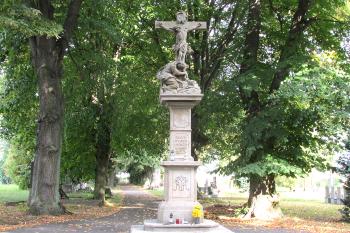Sousoší Ukřižovaného Krista se sv. Máří Magdalenou na hřbitově v Olomouci, Nové ulici (© Pavel Vítek  10/2021)
