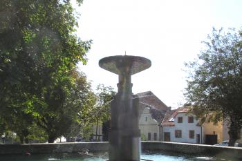 Kamenná kašna na chýnovském náměstí. (© Pavel Vítek  10/2021)