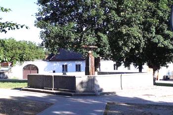 Kamenná kašna na chýnovském náměstí. (© Pavel Vítek  10/2021)
