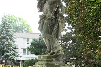 Socha Zmrtvýchvstání Krista v olomoucké čtvrti Nová Ulice. (© Pavel Vítek  10/2021)