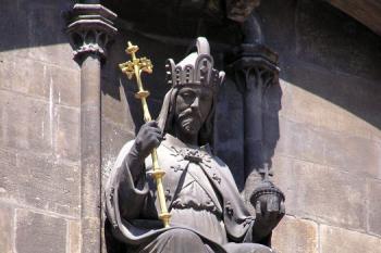 Socha císaře a krále Karla IV. na východním průčelí ( © Jan P. Štěpánek 07/2007)