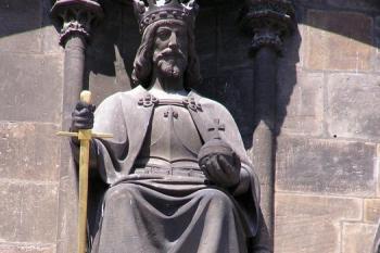 Socha krále Přemysla Otakara II. na východním průčelí ( © Jan P. Štěpánek 07/2007)