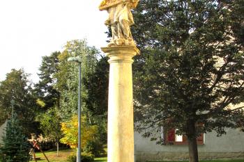 Sloup se sv. Janem Nepomuckým v Ludéřově u Drahanovic v okrese Olomouc. (© Pavel Vítek  10/2021)