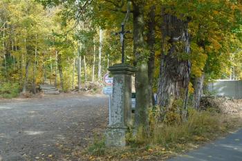 křížek na odbočce cesty k lesoparku (© Jaroslav Špiroch  10/2021)