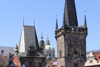 Malostranské mostecké věže z Karlova mostu ( © Jan P. Štěpánek 07/2007)