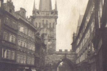 Praha - Foto - Malostranská mostecká věž v první pol. 20. století (soukr. sbírka IvoR) ( © anon.)