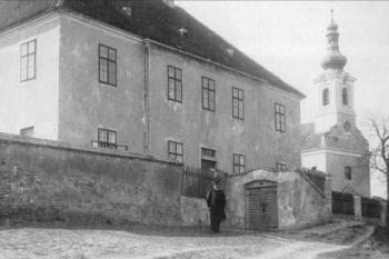 fara a kostel na dobové fotografii (© zdroj : https://www.milonice.cz)