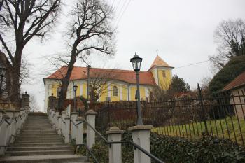 Schodiště ke kostelu sv. Václava vedoucí kolem fary. (© Luděk Vláčil  11/2021)
