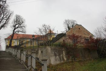 kostel, fara a hřbitov (© Luděk Vláčil  11/2021)