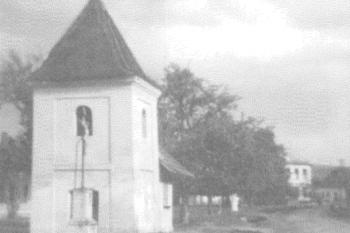 Původní kaple v r. 1949 (© zdroj: cz/download/k/cI_aD4CTzoxY8ktErq7EseJbvS1XxdMFBHp6OPIS9lNH9j5jIdEXrUwDFoVYjyIRVRsunUE/20211130130816564.pdf)