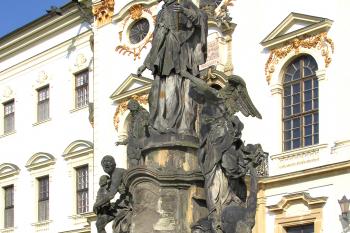 Sousoší sv. Jana Nepomuckého před vojenskou nemocnicí v městské části Olomouc - Kášterní Hradisko. (© Pavel Vítek  10/2021)