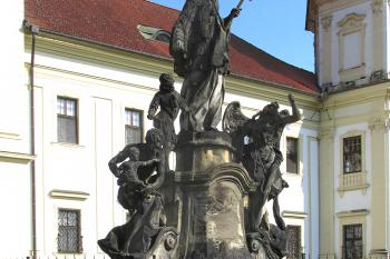 Sousoší sv. Jana Nepomuckého před vojenskou nemocnicí v městské části Olomouc - Kášterní Hradisko. (© Pavel Vítek  10/2021)