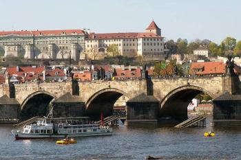 Pohled na část Karlova mostu. ( © Miroslav BITTER 04/2007)