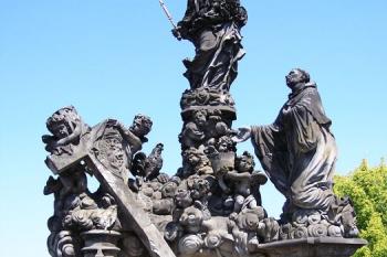 sousoší Madony s dítětem, klečícím sv. Bernardem a  symboly utrpení Krista  ( © Jan P. Štěpánek 08/2007)