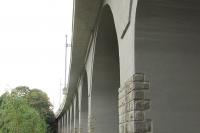 kamenný železniční viadukt
