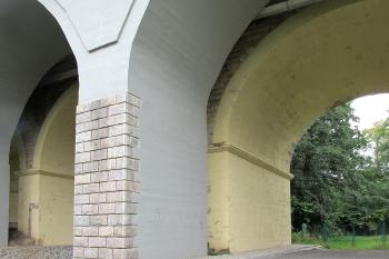 Železniční viadukt v Úvalech v okrese Praha - východ. (© Pavel Vítek  10/2021)