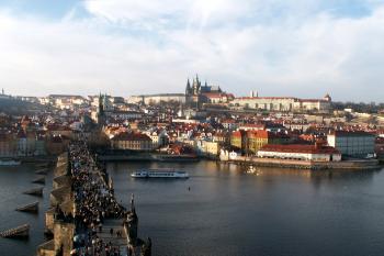 Pohled na Pražský hrad ze Staroměstské mostecké věže ( © Miroslav BITTER 12/2006)