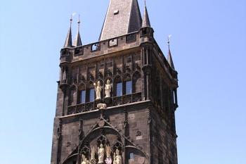 Staroměstská mostecká věž z Křižovnického náměstí ( © Jan P. Štěpánek 07/2007)
