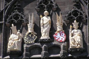Zrestaurované sochy  na fasádě Staroměstské mostecké věže obrácené ke Starému Městu ( © Jan P. Štěpánek 07/2007)