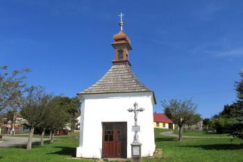 Kaple sv. Jana Nepomuckého v Roučkovicích, místní části Pacova, v okrese Pelhřimov. (© Pavel Vítek 09/2021)