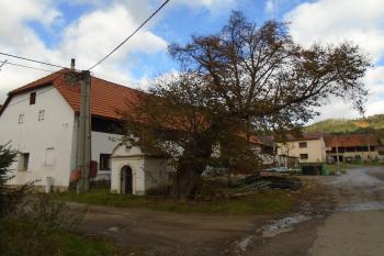 sýpka s vedlejší barokní kaplí (viz samostatné heslo) (© Jaroslav Špiroch  10/2021)