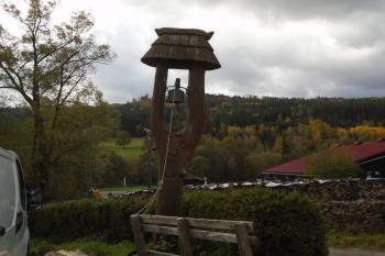 dřevěná vidlicová zvonička, zvaná zouvák, se šindelovou stříškou (© Jaroslav Špiroch  10/2021)