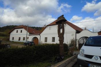 hlavní průčelí obytné budovy (vlevo) s půlkruhovým vjezdem s rovnou římsou; za zvoničkou vedlejší usedlost  č.p. 7 (© Jaroslav Špiroch  10/2021)