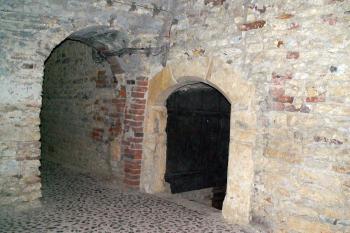 Prostory pod radničním areálem, které vznikly na úrovni středověkého terénu v průběhu 12. a 13. století. ( © Miroslav BITTER 01/2007)