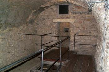 Prostory pod radničním areálem, které vznikly na úrovni středověkého terénu v průběhu 12. a 13. století. ( © Miroslav BITTER 01/2007)