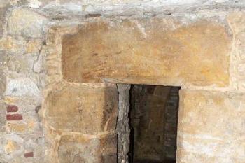Prostory pod radničním areálem, které vznikly na úrovni středověkého terénu v průběhu 12. a 13. století. ( © Miroslav BITTER 01/2007)