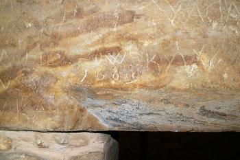 Prostory pod radničním areálem, které vznikly na úrovni středověkého terénu v průběhu 12. a 13. století. ( © Miroslav BITTER 01/2007)