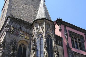 Pozdně gotický arkýř radniční kaple ( © Jan P. Štěpánek 07/2007)
