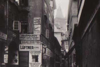 Praha - Staré město za první republiky. Staroměstská radniční věž v pozadí (soukr.sbírka IvoR) ( © anon.)