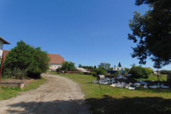 Příjezd do dvora, zámek stál více vpravo (© Dušan Dohňanský  08/2021)